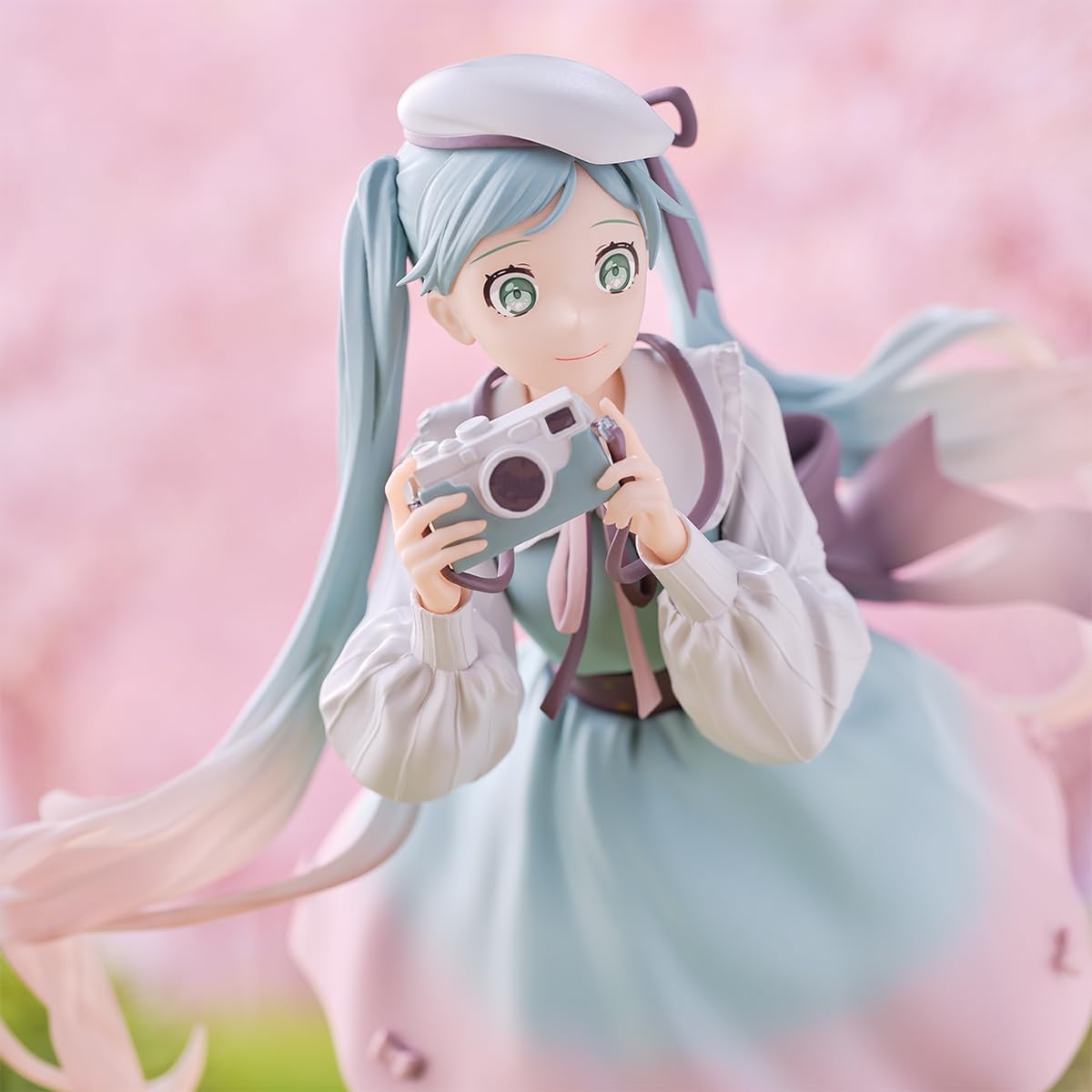 BANPRESTO Hatsune Miku Holiday Memories Camera Figure