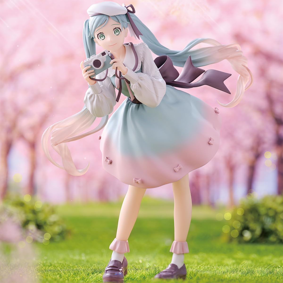 BANPRESTO Hatsune Miku Holiday Memories Camera Figure